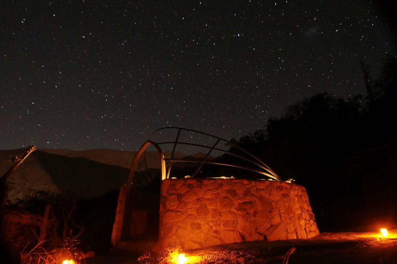 Construcción de barro y piedra en el observatorio